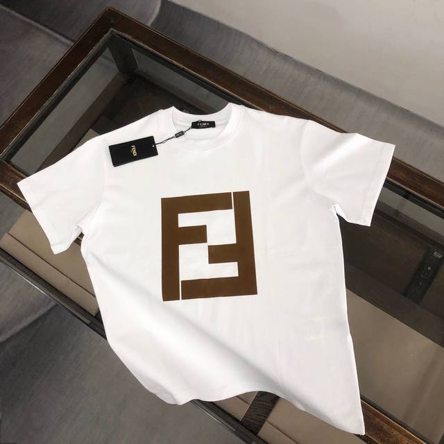 fendi 芬迪 春夏新品 情侣款T恤 时尚休闲圆领短袖 采用进口原版科技面料 顶级印花工艺图案 独特设计 档次极高 舒适透气 上身时尚帅气 三标齐全 颜色 黑