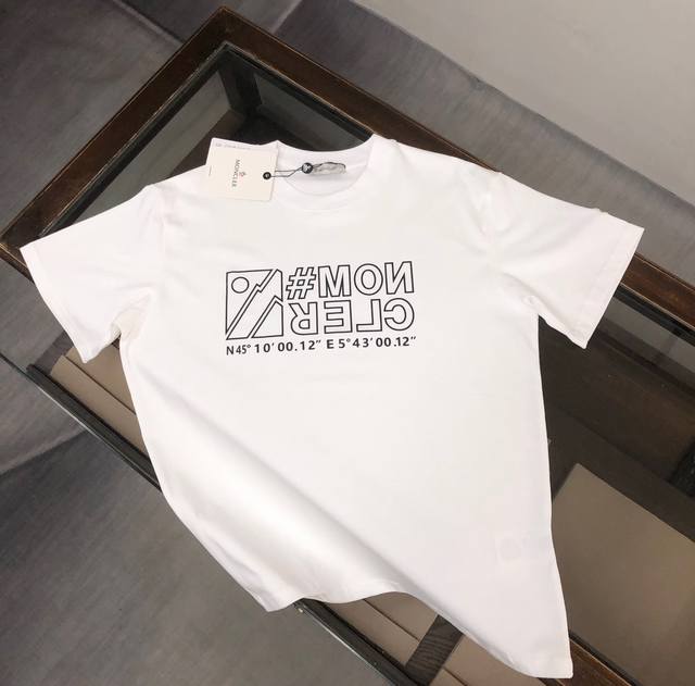 moncler 蒙口 最新款情侣款短袖T恤 特色字母印花设计 面料上身舒适透气 不僵硬 修身的剪裁 采用高定定制纯棉面料 上身舒适有型 内搭单穿都完全没问题 时