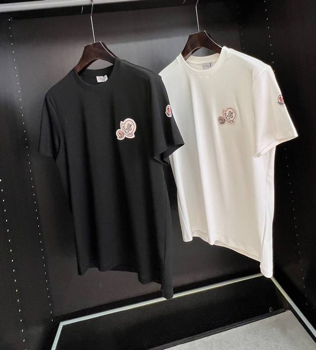 蒙口Mon*Ler立体刺绣标识贴布短袖T恤 修身效果更为简约利落,为时尚造型增添一抹独特风采...单穿内搭完美展现. 260克双沙纯棉活性面料,手感柔软细腻上身
