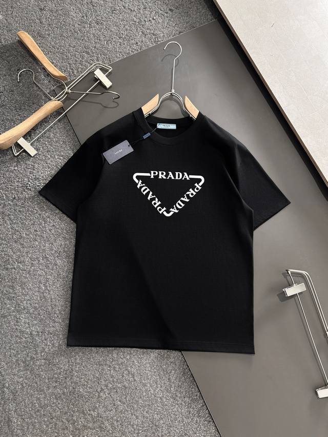 prad 春夏最新款圆领时尚短袖T恤 官网同步 专柜纯棉面料 贴肤舒适 耐看又好穿 经典简约Logo设计 原厂工艺一丝不苟 型男必备单品 码数S-2Xl