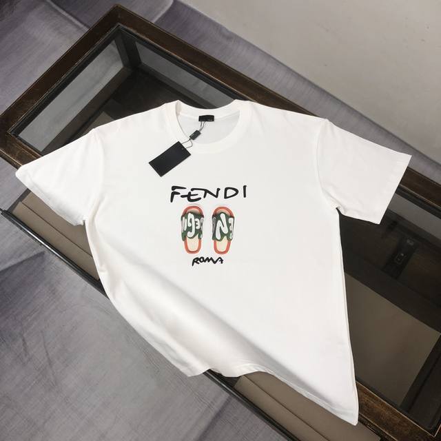 fendi 芬迪 最新款短袖T恤 绝对的顶级爆款 胸前图案立体精美 细节处处动人 非常独特的设计 大气 简约 基础 耐看 但又独具风格 结合了一款优质短袖的所有