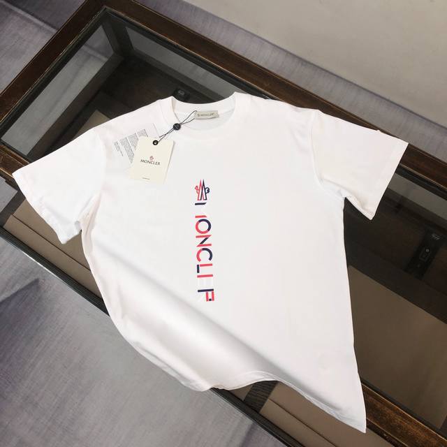 moncler 蒙口 新款男士圆领短袖 情侣T恤 春夏新品 高品质 时尚百搭潮款 定制进口面料 立体字母Logo印花设计 穿着舒适 透气 时尚不失个性 上身休闲