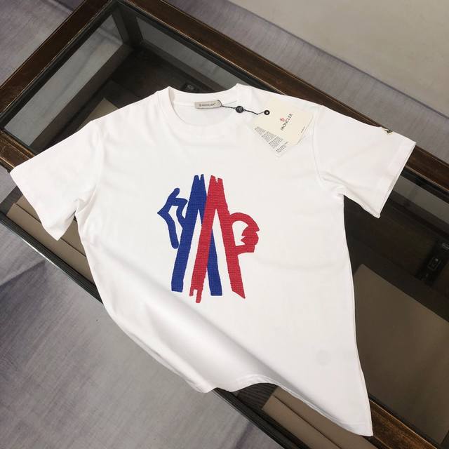moncler 蒙口 最新款情侣款圆领短袖 情侣T恤 春夏新品 高品质 胸前立体标识字母Logo印花工艺 时尚百搭潮款 定制进口面料 穿着舒适 透气 时尚不失个