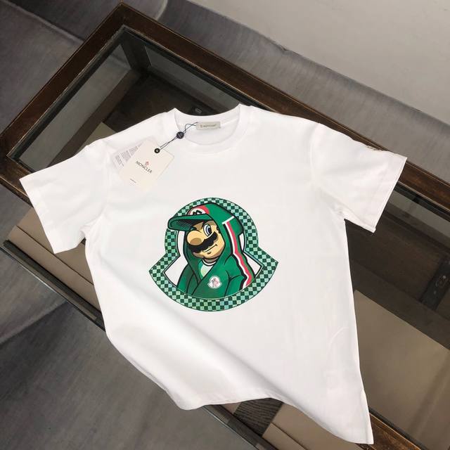 moncler 蒙口 最新款情侣款短袖T恤 品牌新元素图案印花设计 面料上身舒适透气 不僵硬 修身的剪裁 采用高定定制纯棉面料 上身舒适有型 内搭单穿都完全没问