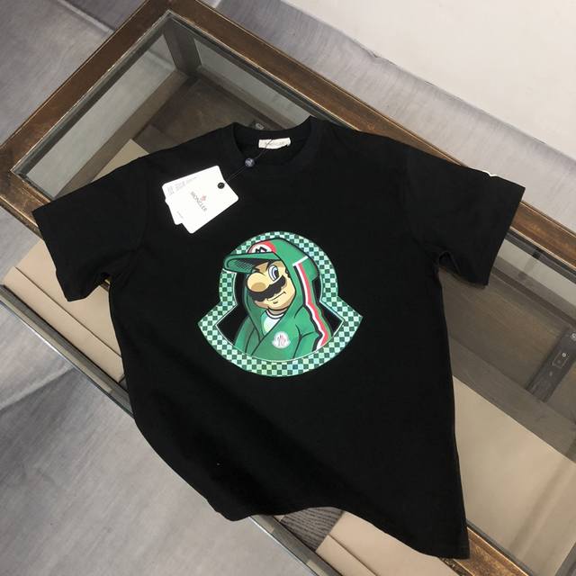moncler 蒙口 最新款情侣款短袖T恤 品牌新元素图案印花设计 面料上身舒适透气 不僵硬 修身的剪裁 采用高定定制纯棉面料 上身舒适有型 内搭单穿都完全没问