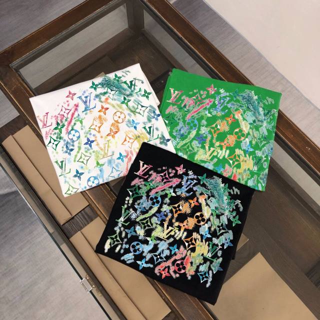 路易威登 Lv 品牌潮流Logo印花短袖T恤 定制顶级50支双股精梳棉面料 上身极致舒适透气 标志性Logo元素为单品增添设计感 营造出简约大气风格 上身穿搭让