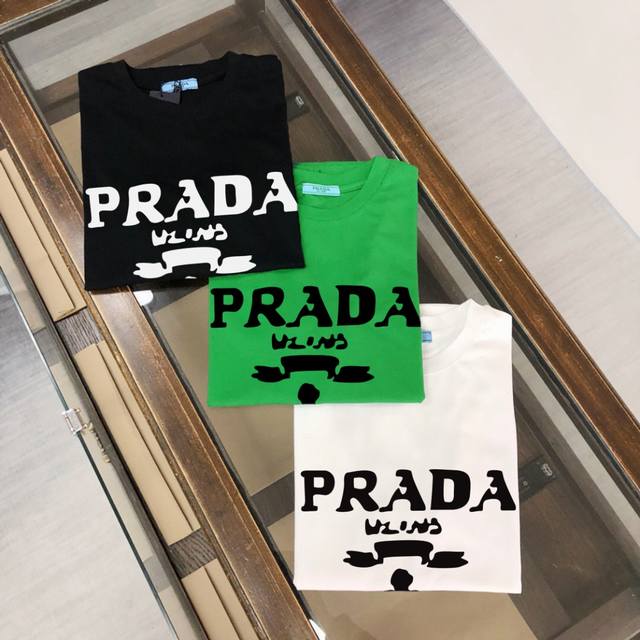 普拉达 夏季新款短袖T恤 侧袖品牌徽标章仔点缀拥有超高辨识度 专为打造休闲造型而设 百搭各种服装 采用客供定制双股纯棉面料 黑色 白色 S~Xl