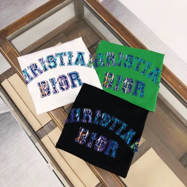 迪奥Dior 品牌潮流Logo印花短袖T恤 采用客供定制双股纯棉面料 上身极致舒适透气 标志性Logo元素为单品增添设计感 营造出简约大气风格 上身穿搭让你帅气