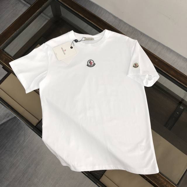 moncler 蒙口夏季新款极简主义短袖T恤 该款T恤是Moncler纯粹个性与功能性的结晶 专为打造休闲造型而设 适用于搭配各种服装 定织高密度纯棉面料 黑色