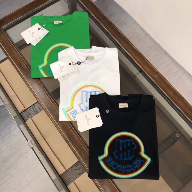 蒙口 Moncler 夏季新款Logo印花短袖T恤 采用客供定制双股纯棉面料 上身极致舒适透气 标志性Logo元素为单品增添设计感 营造出简约大气风格 上身穿搭
