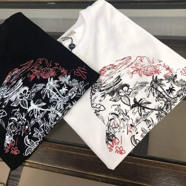 moncler 蒙口 春夏最新款 短袖圆领T恤 定制纯棉面料 极为亲肤舒适 摸上去手感非常的柔软 质感很好 做工细致 完美体现立体感 符合品牌一贯的设计风格 整