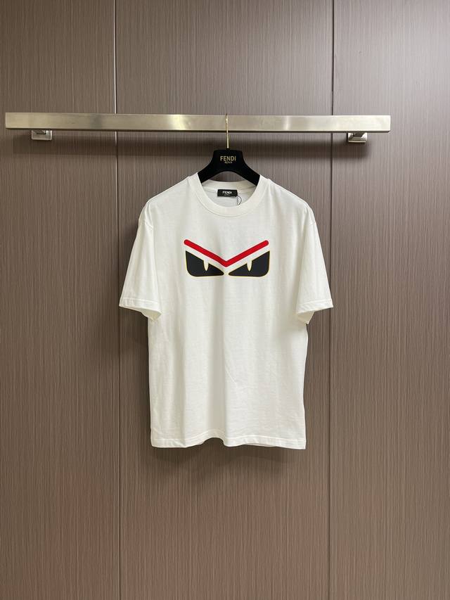fendi 夏季新款小怪兽眼睛装饰圆领T恤 纯棉面料打造 小怪兽眼镜印花点缀 面料做了加厚处理 密度非常之高令版型垂感更好 耐穿又舒适 尺码 S Xl 宽松版