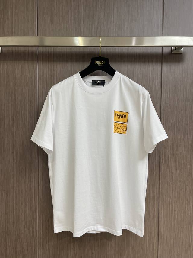 fendi X 喜茶 春夏联名短袖T恤 超级标志性彩色品牌 Logo 印花图案 搭配运动鞋清新舒适 逛街约会都适合 叠穿打底就很有博主范儿了 低调有品位 原版面