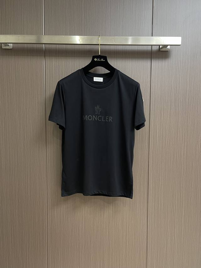 moncler 春夏徽标嵌花短袖T恤 客供平织棉面料 堪称 会呼吸的面料 工艺针织珩缝设计让手感极为顺滑细腻 无任何粗糙感 着身更为舒爽透气 缀饰全新毛布面裁片