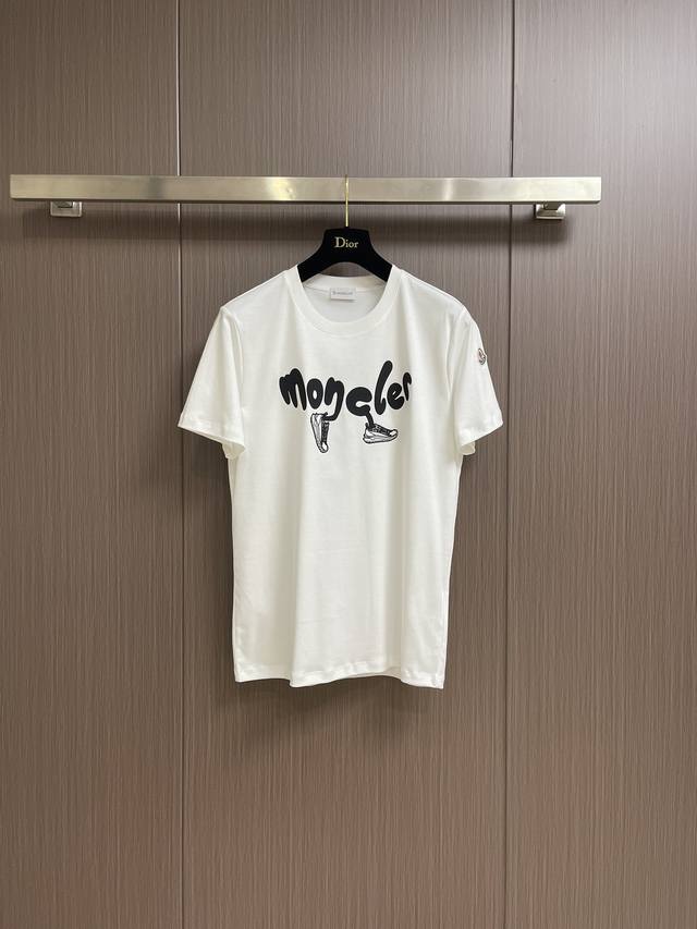 moncler 短袖T恤 纯棉双纱面料 对色定染面料 超精细平网印花工艺 潮流感十足 采用细致纱网材质做网板 定染纯棉面料 上身效果宽松休闲 三标齐全 尺码 S