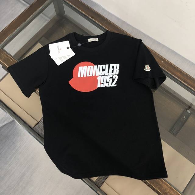 moncler 蒙口 春夏最新款 短袖圆领T恤 极为亲肤舒适 摸上去手感非常的柔软 质感很好 做工细致 完美体现立体感 符合品牌一贯的设计风格 整体非常不错 时