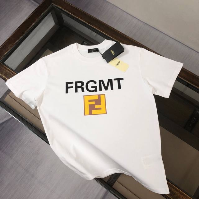 fendi 芬迪 春夏最新款圆领短袖T恤 当季颜值担当采用进口原版科技面料 顶级印花工艺字母图案Logo 独特设计 档次极高 舒适柔软 其细腻程度与舒适性能也是
