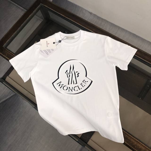 moncler 蒙口 新款 高级成衣定制 时尚潮流休闲短袖T恤 温儒柔软细腻柔软 上身亲肤 舒适 凉爽 胸前最新品牌系列图案印花设计 活力十足 时尚百搭必备款