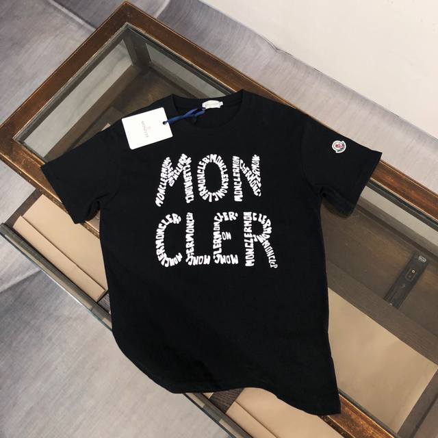 纯棉水洗不变形 mon*Cler 蒙口 官网同步上新 专柜系列纯棉T恤 260克定制棉 面料柔软舒适 全新设计灵感 极具时尚代表性 精致品牌字母印花Logo设计