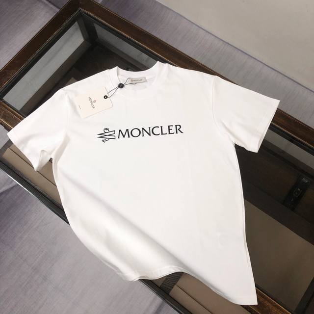 mon*Cler 蒙口 春夏最新款圆领短袖T恤 当季颜值担当采用进口原版科技面料 顶级印花工艺字母图案Logo 独特设计 档次极高 舒适柔软 其细腻程度与舒适性