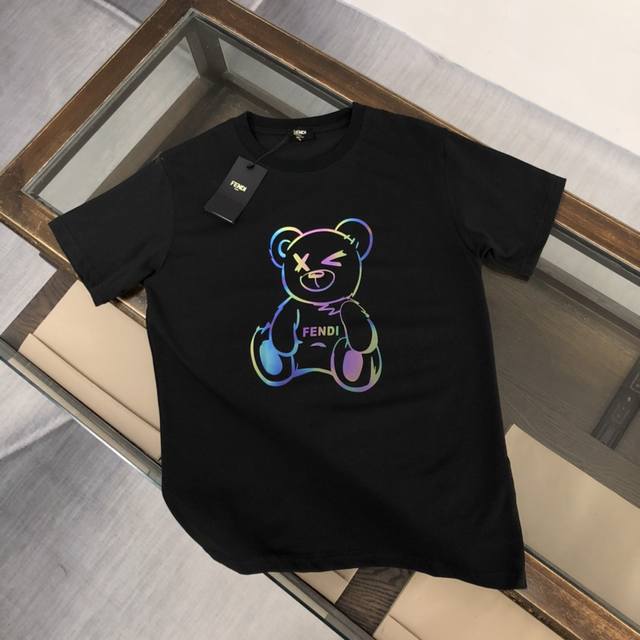 纯棉水洗不变形 Fendi 芬迪 新款上市 专柜系列纯棉T恤 全新设计灵感 极具时尚代表性 精致Logo设计 手感舒适透气 绝非一般的Yy之作 极为时尚耐看有腔