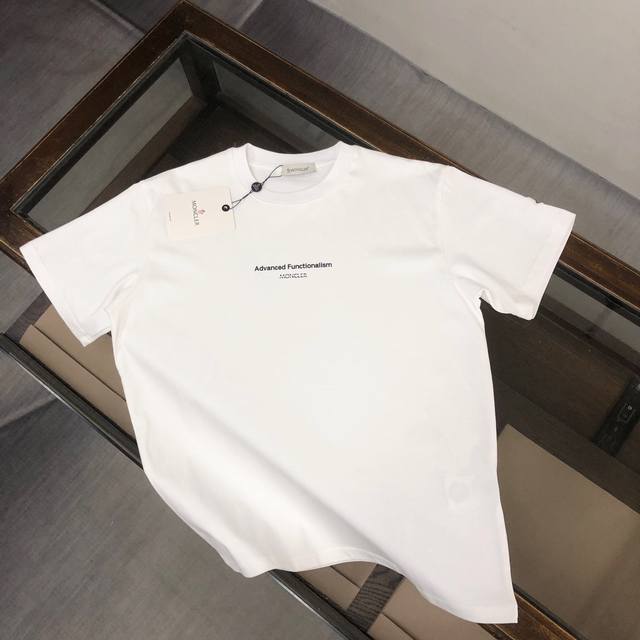 moncler 蒙口 最新款情侣款短袖T恤 特色品牌字母印花设计 面料上身舒适透气 不僵硬 修身的剪裁 采用高定定制纯棉面料 上身舒适有型 内搭单穿都完全没问题