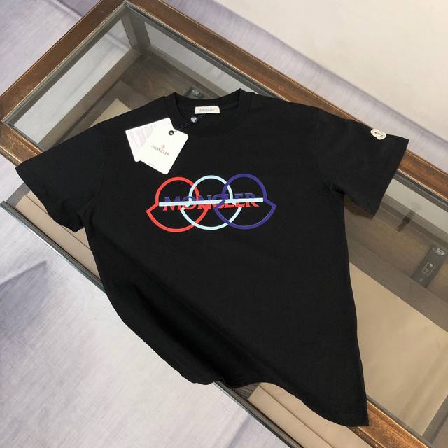 mon*Cler 蒙口 最新款情侣款短袖T恤 撞色印花Logo设计 面料上身舒适透气 不僵硬 修身的剪裁 采用高定定制纯棉面料 上身舒适有型 内搭单穿都完全没问