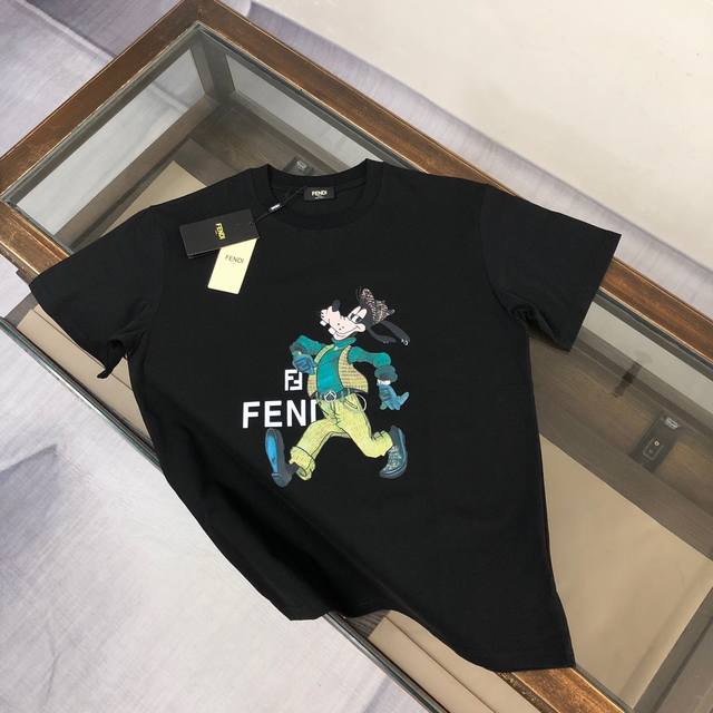 fendi 芬迪 春夏最新款卡通印花短袖圆领T恤 款式相当的青春活力 朝气澎湃 定制纯棉面料 极为亲肤舒适 摸上去手感非常的柔软 质感很好 做工细致 完美体现立