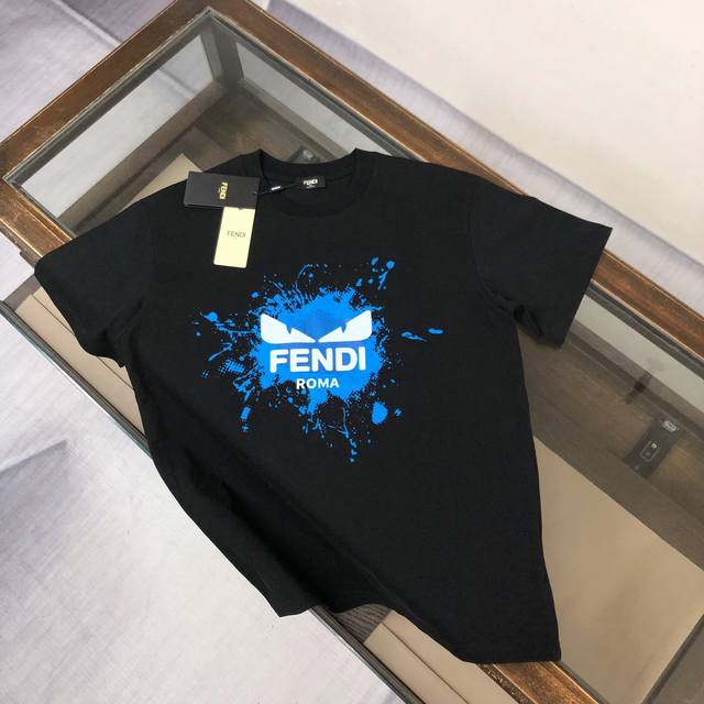 fendi 芬迪 最新款情侣款短袖T恤 顶级印花Logo设计 面料上身舒适透气 不僵硬 修身的剪裁 采用高定定制纯棉面料 上身舒适有型 内搭单穿都完全没问题 时