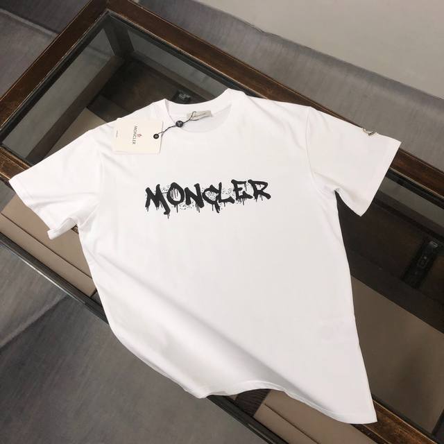 mon*Cler 蒙口 最新款情侣款短袖T恤 顶级印花字母Logo设计 面料上身舒适透气 不僵硬 修身的剪裁 采用高定定制纯棉面料 上身舒适有型 内搭单穿都完全