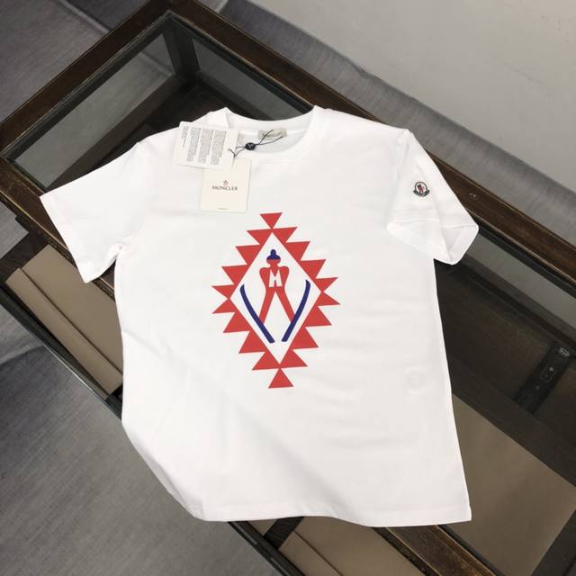 moncler 蒙口 新款男士圆领短袖 情侣T恤 春夏新品 高品质 时尚百搭潮款 定制进口面料 数 穿着舒适 透气 时尚不失个性 上身休闲随性 帅气有型 彰显大