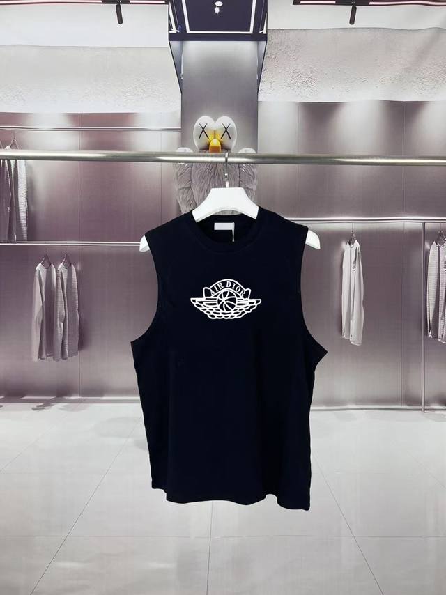 dior*迪奥 2025夏季Cd迪奥联名Aj简约字母Logo图案印花 坎肩汗背心 运动健身 简约风 走秀款 圆领无袖T恤衫 宽松版型 男女同款 上身效果很赞 透
