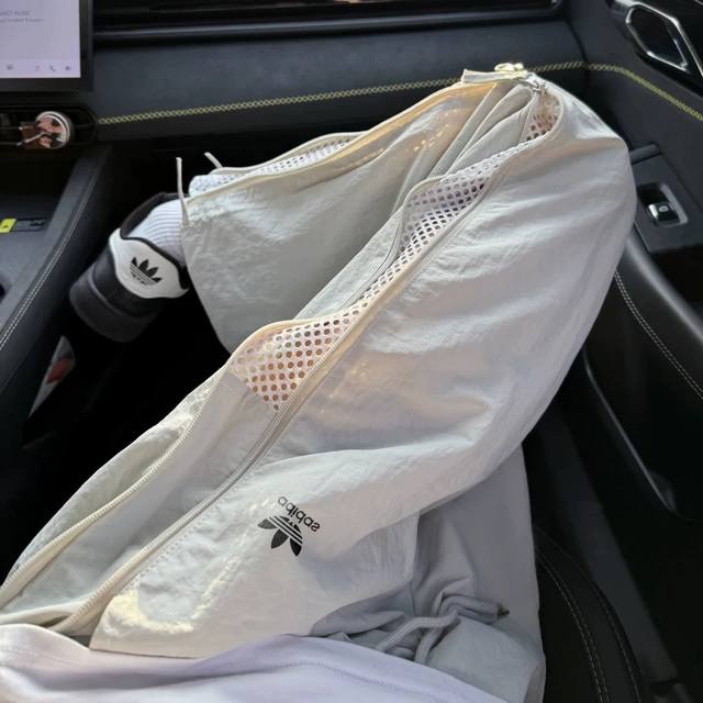 款号 Wk103 adidas 三叶草 25Ss新品侧边拉链直筒运动休闲长裤 男女同款 阿迪每年哦都会推出经典畅销款 这款最新系列梭织裤子可以说是最好看了 裤型