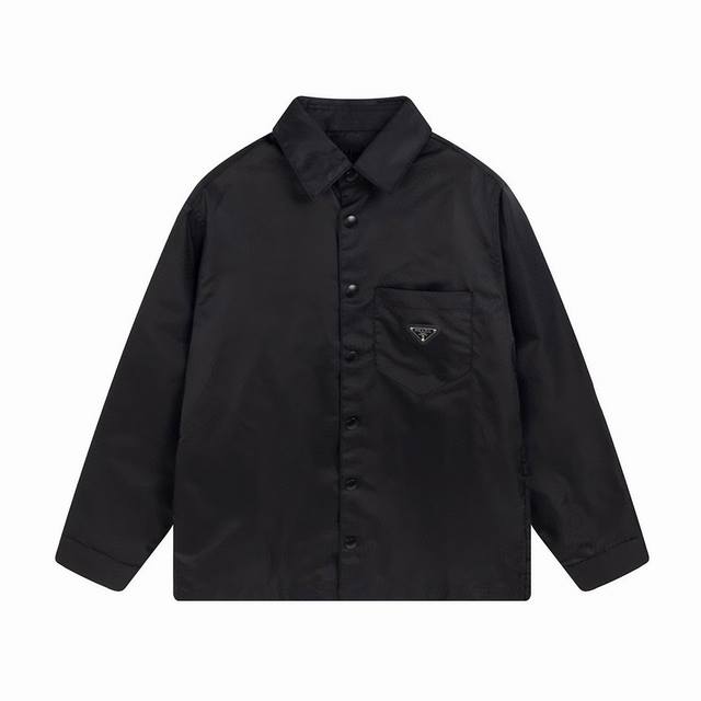 prada 普拉达经典款订制三角标尼龙面料长袖衬衫夹克 经典又时尚的中性设计风格 又暗黑又酷胸前口袋经典的倒三角标Logo 整体机能风拉满~ 极简衬衫特别耐看