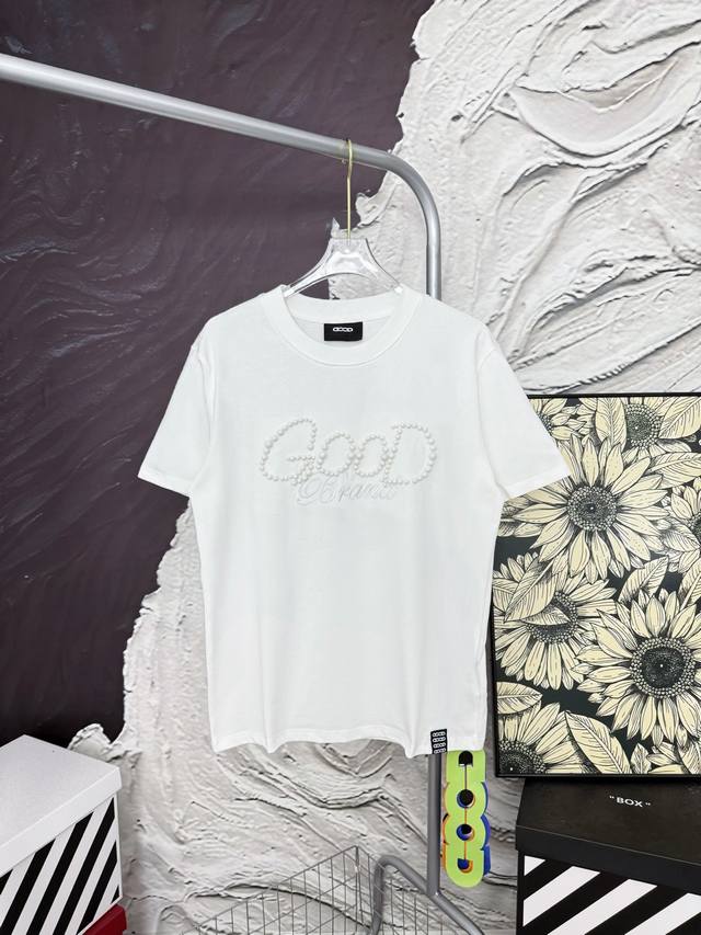 款号Aa64110 good 珍珠刺绣短袖 goodbrand专柜同款 采用 G纯棉面料 32支双纱 拿手上非常有质感 立体 大气 夏天百搭好穿 简单大气 采用