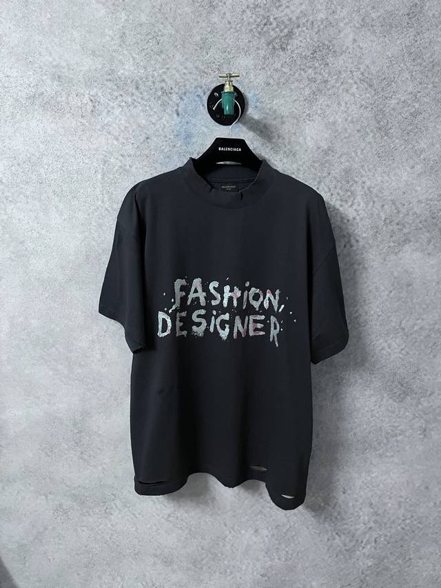balenciag*巴黎Blcg 金沙闪亮印花圆领短袖 采用15S精棉平纹 230G 搭配 32S双纱拉架螺纹 350G 精棉面料通常具有较好的吸湿性 透气性