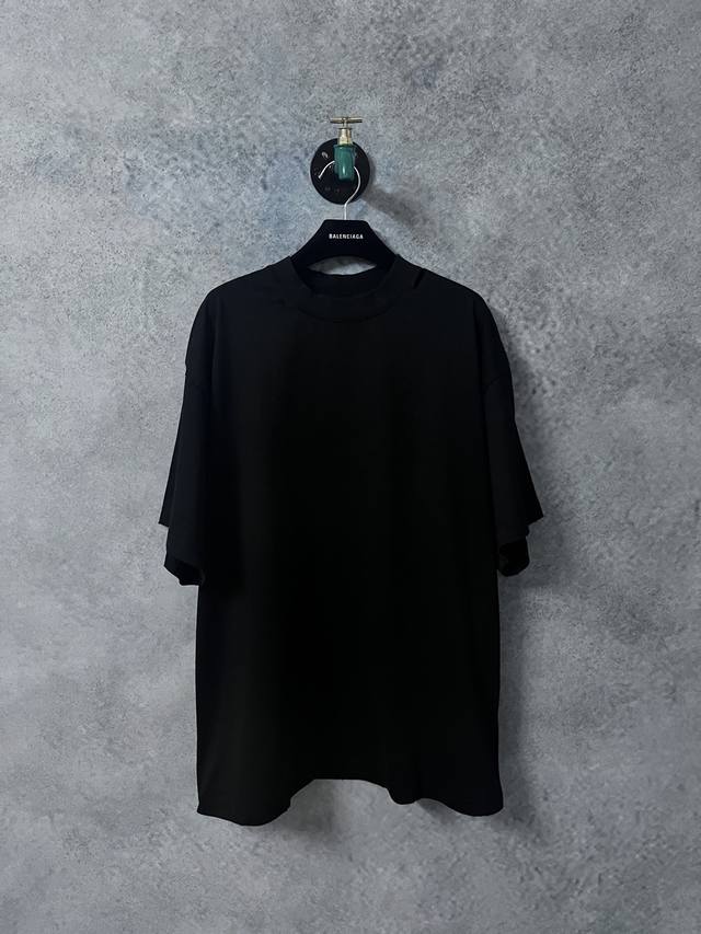 原版开发 顶级版本 balenciaga巴黎世家 新款胶带短袖 原版衣服都是做过喷马骝工艺 买现成布颜色会不均匀 出现一条一条很明显的痕迹 印花细节比较多需要一