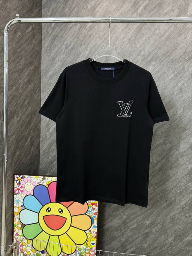款号 G121 lv铆钉钻图标硅胶字母圆领短袖 louisvuitton官网Zp同步新款T恤 面料采用32支双纱280克高克重纯棉面料 同缸定织定染原版同色螺纹