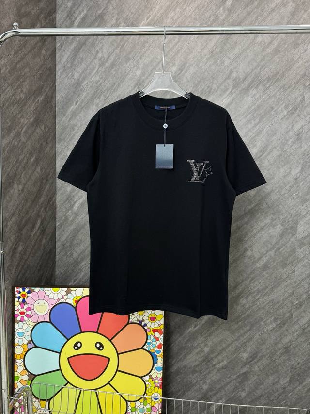 款号 G117 lv小标小花字母烫钻圆领短袖 louisvuitton官网Zp同步新款T恤 面料采用32支双纱280克高克重纯棉面料 同缸定织定染原版同色螺纹