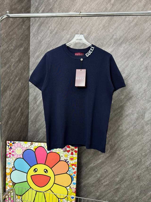 款号 G116 古驰字母螺纹圆领针织短袖 gucci 官网Zp同步新款针织T恤 面料采用380克毛织材料是 定织定染原版同色螺纹 满印经典老花技术工艺 进口机器