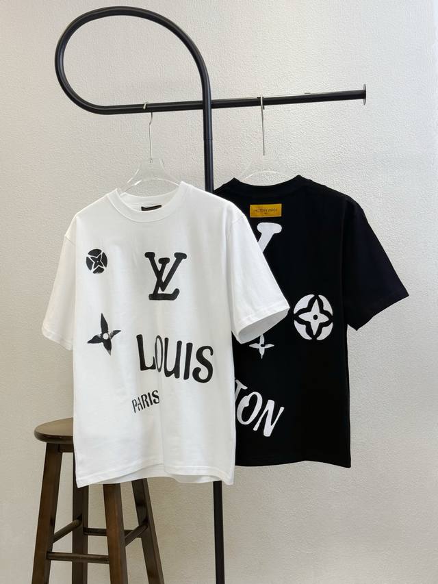 款号X186 lv路易威登字母老花Logo涂鸦印花圆领短袖 官网买的样衣回来打的板 原色原版1:1 市场发这么低不发这个价格p没办法 情侣同款 全套包装 三标齐