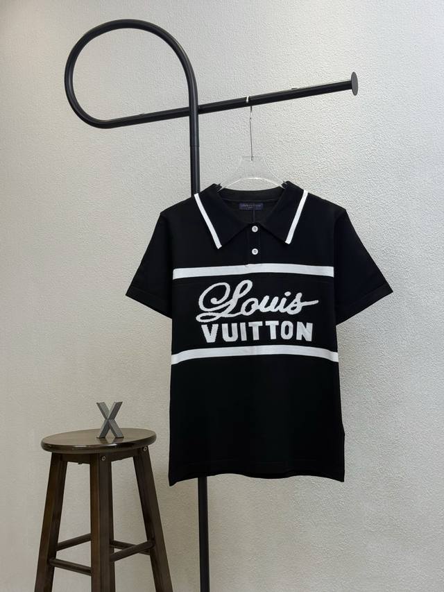 款号X183 lv路易威登条纹签名字母针织polo衫短袖 男女同款 三标齐全 区别市场通货 随意对比 采用精棉编织纱线380克毛织面料 前后进口机批满印细节编制