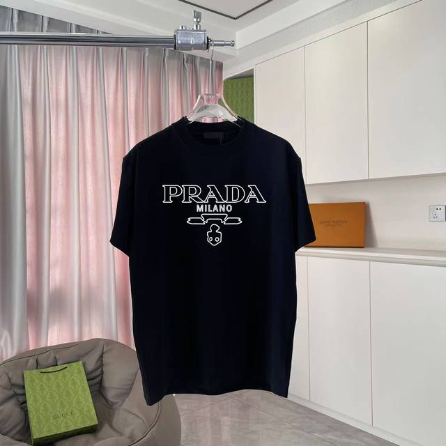 prad*普拉达2025夏季新款 个性字母Logo印花 定制面料300G 短袖T恤 男女同款 颜色: 黑色 白色 湖绿色 尺码: S M L Xl Xxl 五个