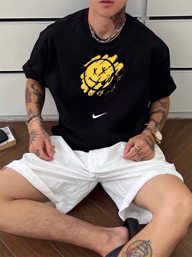 a381# Nike 耐克Nk 笑脸涂鸦 撞色 纯棉短袖T恤 男女同款 半袖 情侣款 面料工艺 1.240G重磅纯棉 100%棉 恰到好处的克重 上身有型不显轻