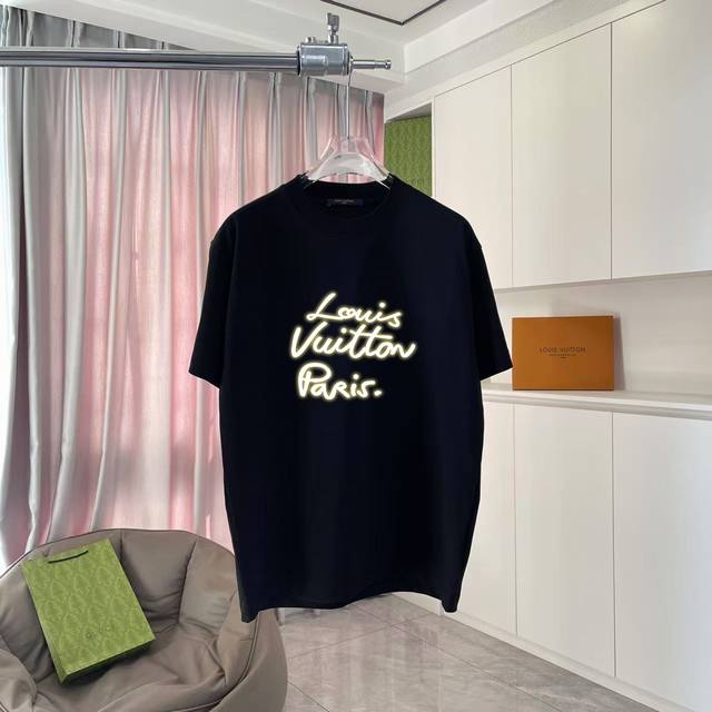 LV*路易威登2025夏季新款 个性字母Logo印花 定制面料300G 短袖T恤 男女同款 尺码 S M L Xl Xxl 五个码 颜色 黑色 白色 粉红色 湖