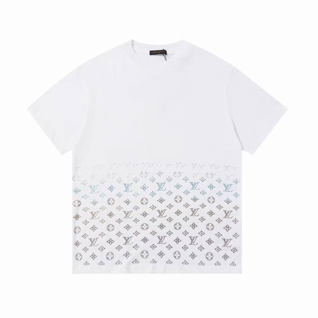 louis Vuitton*路易威登 lv 烫钻短袖T恤 采用原板独家定制260克32支双莎纯棉面料 质感非常柔软舒服 100%区别市场的顶级面料 不缩水 不变