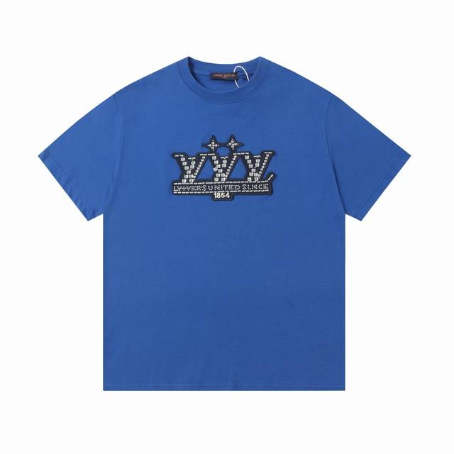 lv路易家2025Fw 烫钻徽章刺绣重磅纯棉 半袖T恤 后背新款品牌Logo棉质半袖T恤 本款棉质T 恤以当季色调传递休闲运动气息 成就日常搭配佳选 采用进口布