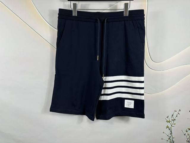 thom Browne 经典款四杠色织短裤 采用进口机械高密度制作 原样打版 订织毛圈纯棉料 所有纹织带都是订织纯棉料 怎么洗都不会变皱 注意区分细节 男女同款
