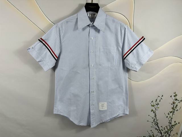 thom Browne tb条纹短袖衬衫双袖织带 牛津纺100%面料采用高定牛津纺高支纯棉面料 工艺精湛 做工高档 扣子采用透明琉璃扣 衬衣全流水线制作 走线整