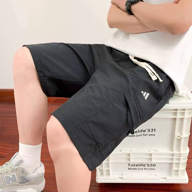 款号 Wkd64 adidas 阿迪达斯夏季短裤 多口袋短裤 潮流短裤 全身口袋设计 腰部松紧腰使用 宽松版型设计 标志性印花Logo 面料做工细节非常Nice